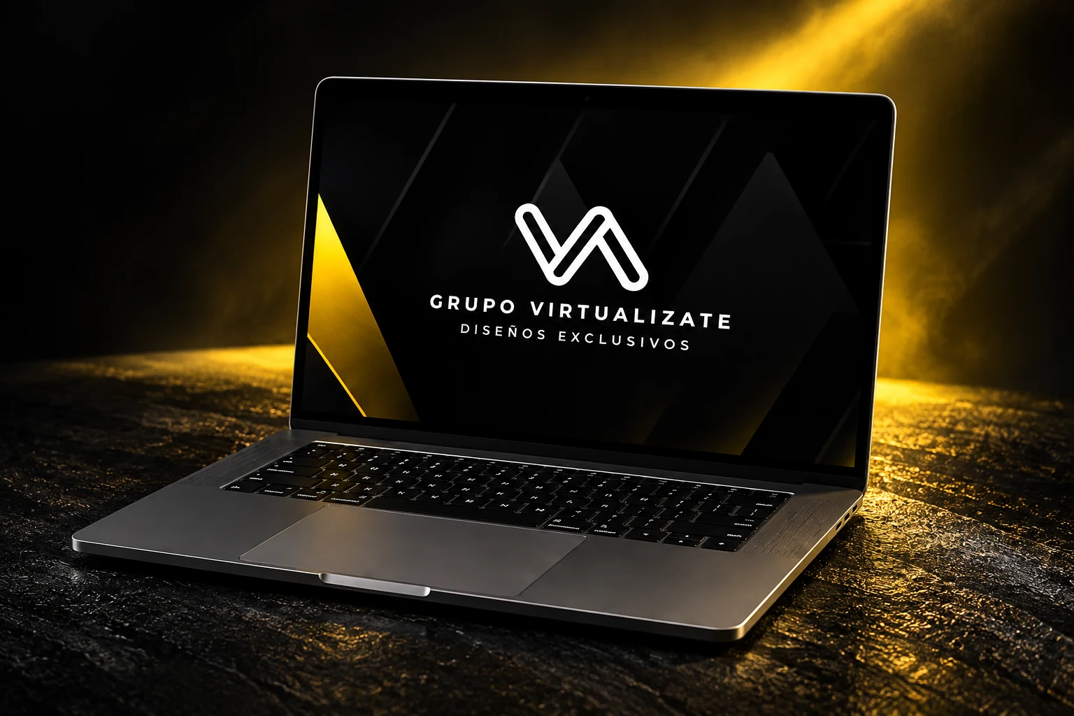 Portátil con la identidad de Grupo Virtualizate, iluminado en amarillo